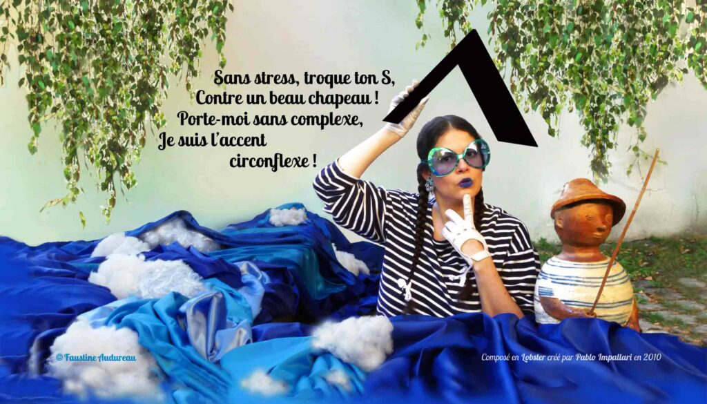 Sur la photographie couleur, une femme aux longues tresses noires est assise au milieu de tissus bleus et de coton blanc comme si elle était dans des vagues. La femme porte une marinière, de grosses lunettes de soleil turquoises, du rouge à lèvres bleu et des gants en cuir blanc. Elle fait la moue avec sa bouche et a son indexe gauche sur le menton. À sa gauche, un personnage en céramique tient une canne à pêche. Le personnage en céramique porte un chapeau et une marinière. Des branches et des feuilles d’un bouleau pleureur tombent derrière eux. De sa main droite elle tient un grand accent circonflexe noir au dessus de sa tête. Le texte noir au milieu de l’image est composé en Avenir, créé par le typographe Adrian Frutiger : « Sans stress, troque ton s, contre un beau chapeau ! Porte-moi sans complexe, je suis l’accent circonflexe ! ».