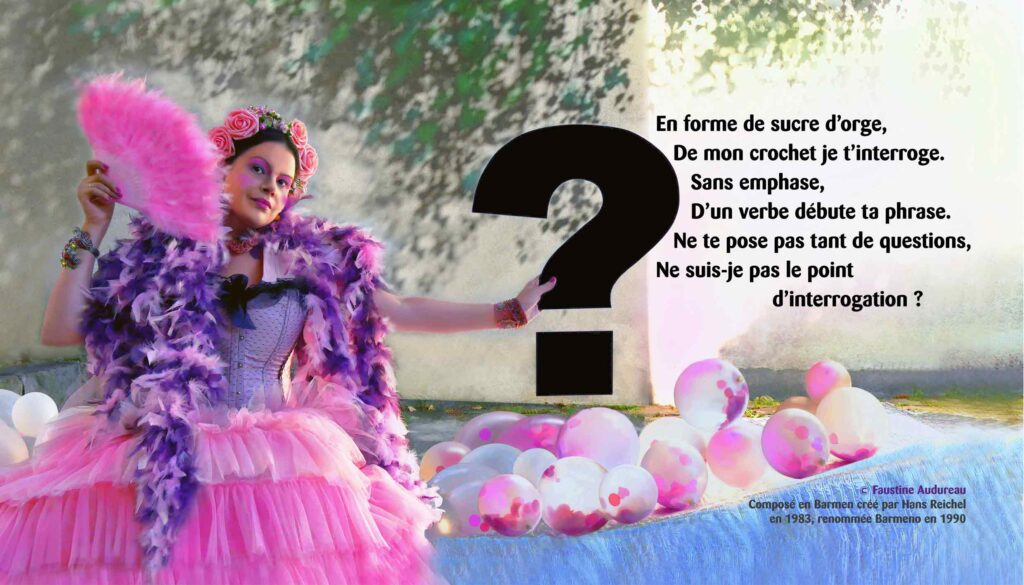 Sur la photographie couleur, une femme est assise, à l’extérieur, sur un tissu argenté. Elle nous regarde en souriant. Elle est très maquillée et quatre roses roses sont accrochées dans ses cheveux. Sa jupe rose a de grands volants en tulle. Elle porte un corset rose et noir et plusieurs boas roses et violets sont posés sur ses épaules. De sa main droite elle tient devant son menton un éventail ouvert en plumes roses. Et de sa main gauche la femme porte un très grand point d’interrogation noir. Des branches et des feuilles d’un bouleau pleureur tombent derrière elle et des ballons contenant de grands confettis roses sont posés autour d’elle. Le texte noir sur la droite de l’image est composé en Barmen créé par le typographe Hans Reichel : « En forme de sucre d’orge, de mon crochet je t’interroge. Sans emphase, d’un verbe débute ta phrase. Ne te pose pas tant de questions, ne suis-je pas le point d’interrogation ! ».