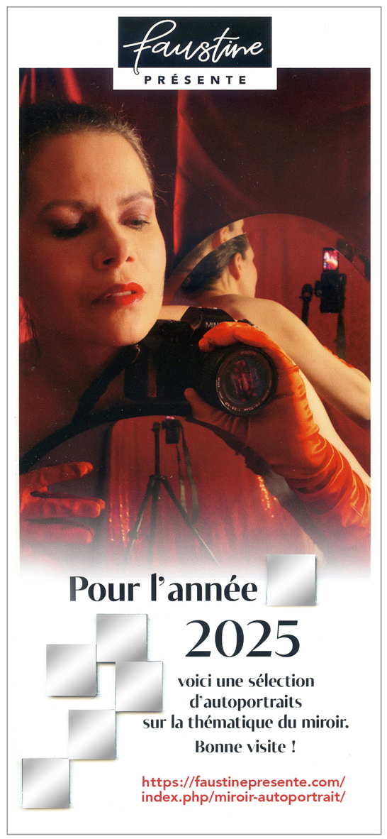 Photo de Faustine Audureau de la carte bienvenue 2025. L'autoportrait est rouge, le personnage féminin est dos à un miroir et tient un appareil photo. 6 carrés de miroirs sont collés sur cette carte. Il est écrit : « Pour l’année 2025 ».
