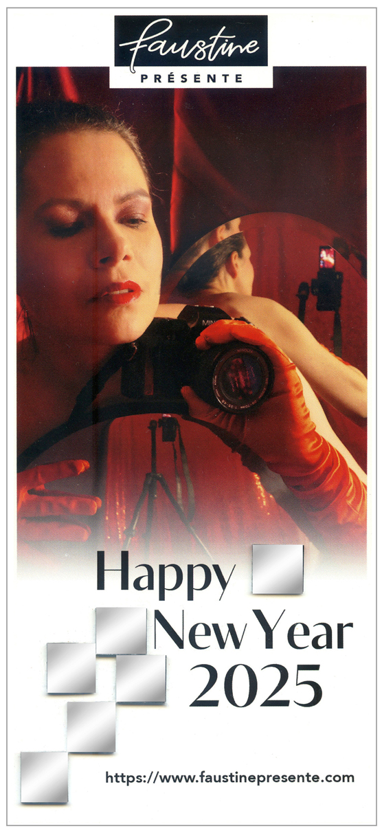 Photo de Faustine Audureau de la carte de vœux 2025. L'autoportrait est rouge, le personnage féminin est dos à un miroir et tient un appareil photo. 6 carrés de miroirs sont collés sur cette carte.